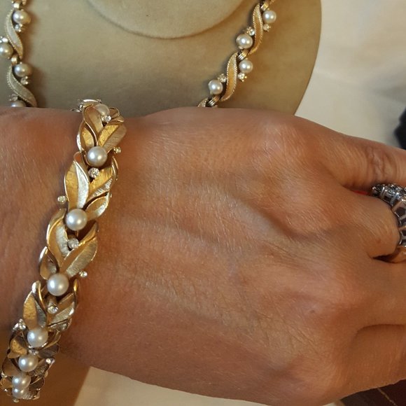 Vintage Trifari Pearl & Brushed Gold Designer Set Necklace, Earrings & Bracelet - Picture 7 of 10